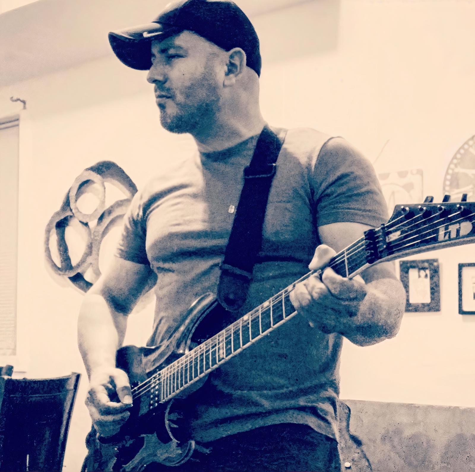 Kike Vivaldy with guitar